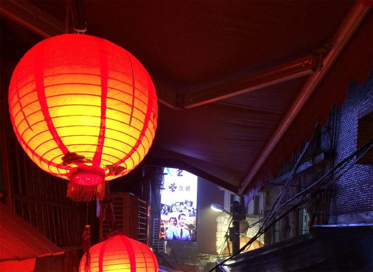 夜になると赤い提灯に次々と灯が点る。