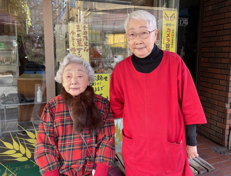 左が二代目の姉、別府久子さん、右が二代目の妹、小野和子さん。2人ともお元気！