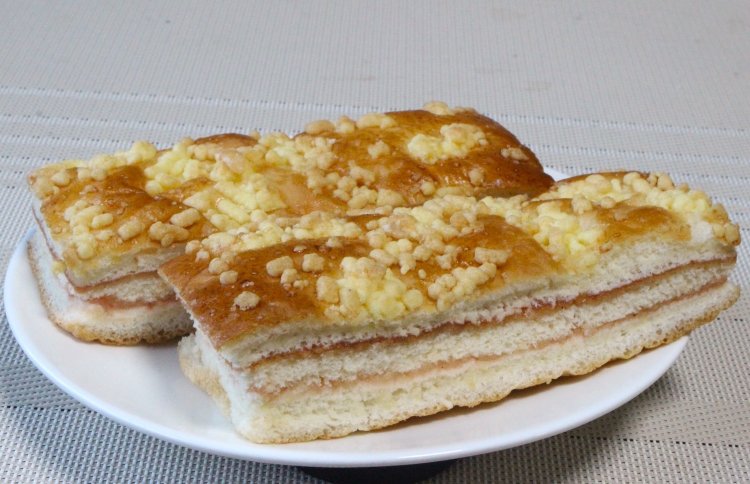 名物のカステラサンド200円。いちごジャムをカステラ生地でサンド。素朴な甘さがいい。