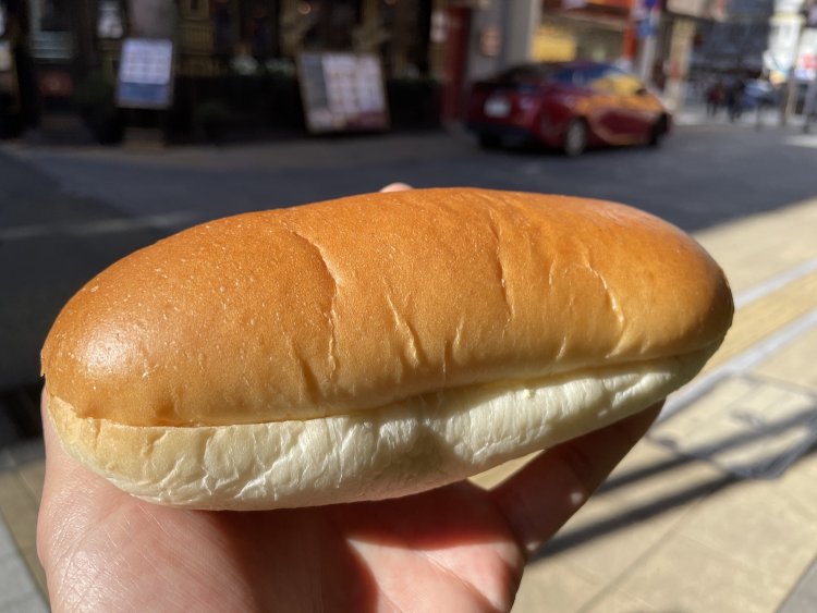 店前のベンチでピーナッツコッペ200円をかじる。ふかふか生地は格別な味。