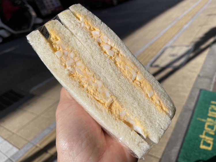 玉子サンド300円。味付けは優しめ。王道としか言えない見事な味わい。