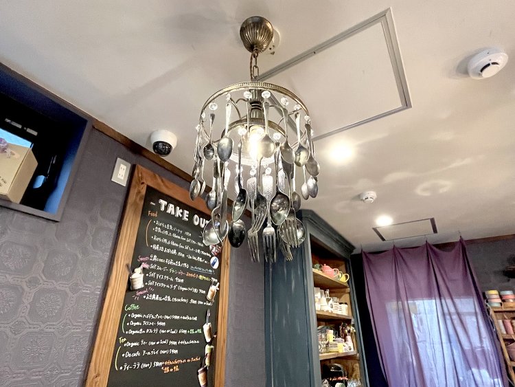 あらま！　１Fのシャンデリアにはカトラリーがぶら下がっていた。