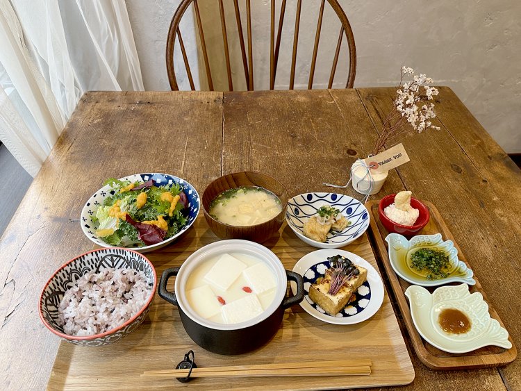 豆乳出汁の湯豆腐に自家製の油揚げギョーザ、厚揚げとおからサラダなど、大豆を使った料理がいっぱい。