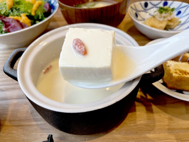 しっとりしたケーキのように密度の濃い豆腐は、大豆の旨味と香りがギュッ。豆乳出汁にとっぷり浸かったクコの実を見てもいかに濃厚かわかるだろう。