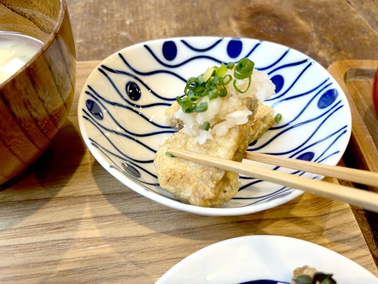 外はカリッと、中はふんわりの油揚げには鶏の軟骨入りつくね、ショウガやネギが入って餃子の具のようなパンチのある味に。五穀米がすすむ。