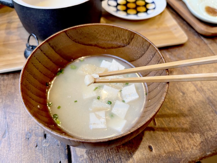 岡山の米味噌使用した味噌汁は、大豆がゴロゴロと入っているのも特徴。ごろんとして弾力のある豆腐も市販品とは違う食感と味わいがある。