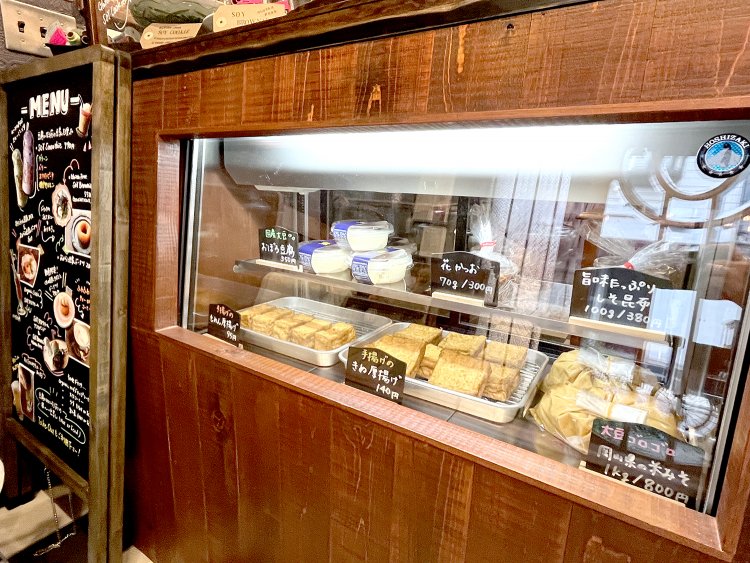 おぼろ豆腐や厚揚げ、店内で提供する味噌汁にも使われている米味噌も販売されている。