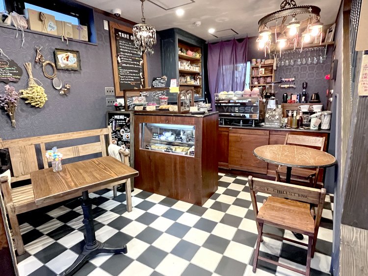 スムージーなどは店内に座って飲んでもOK。