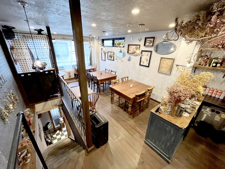 2階がレストランになっている。カウンターにはたくさんのスワッグが飾られナチュラルな雰囲気。