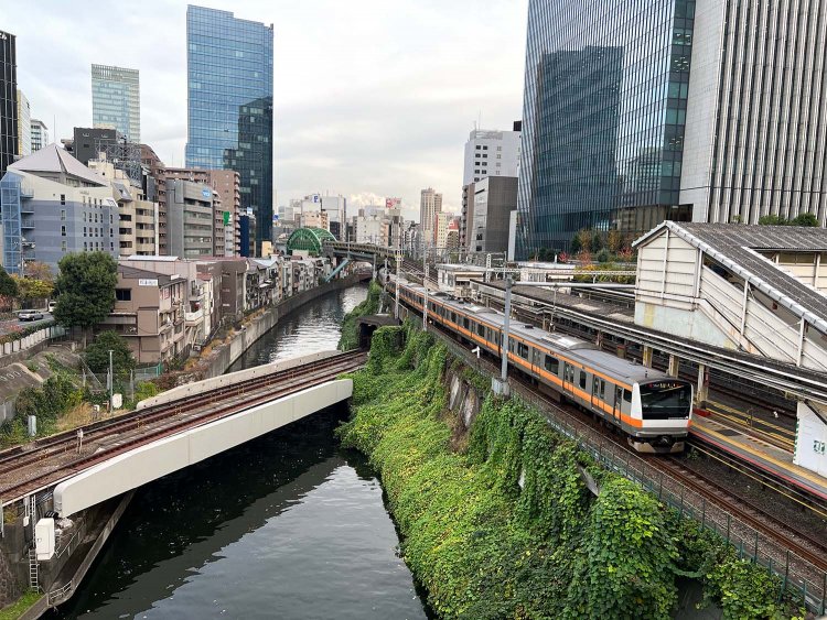 聖橋の上から御茶ノ水駅を眺める。歌詞が書かれた頃の雰囲気とは、色々と違ってそうだが……。