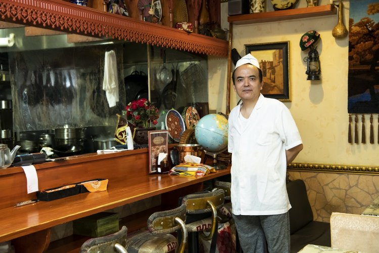 ウルムチの高級ホテルで働いていたというシェフのグプルジャンさん。