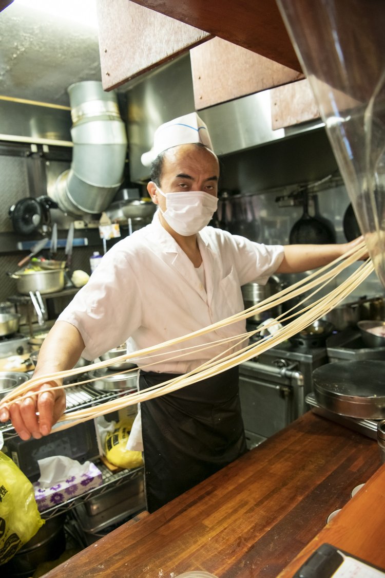 グプルジャンさんの見事な手延べ技術によって、ラグメンの麺のコシが生まれる。