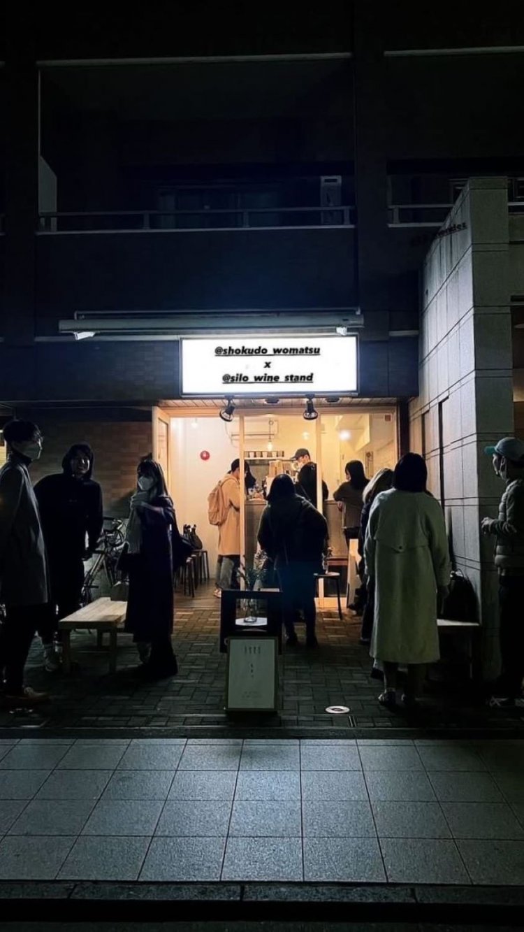 夜はワインスタンドに様変わり。食堂とのコラボレーションは大盛況だった。