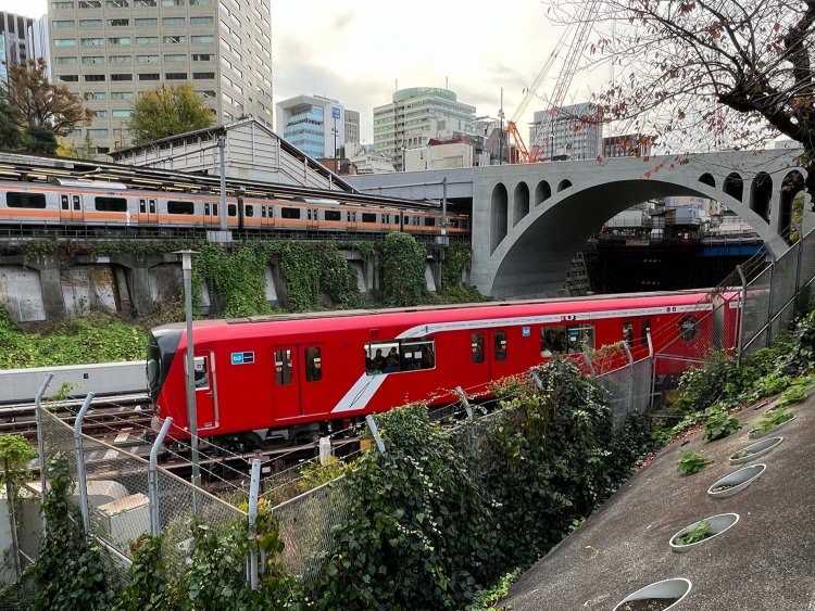 地下鉄丸ノ内線も、谷底地形の御茶ノ水駅付近では地上に出てくる。