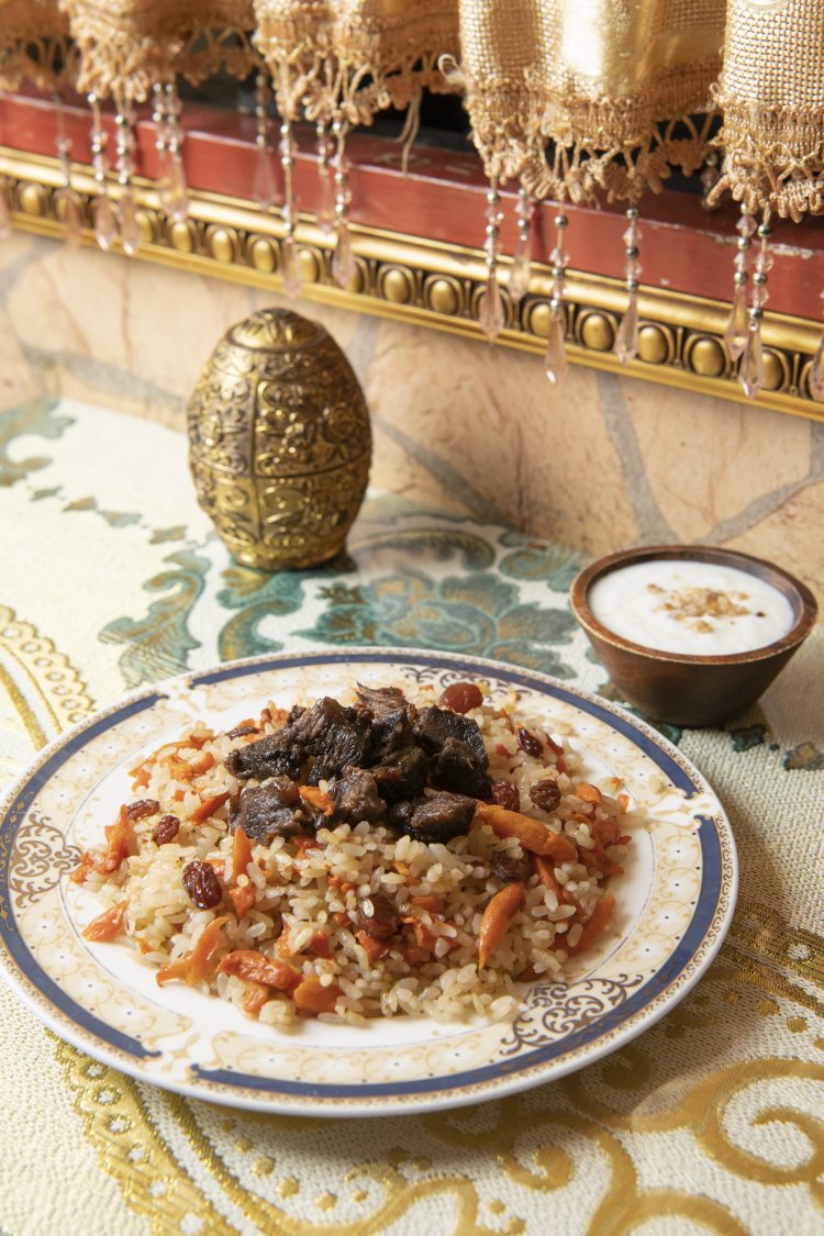 ウイグル風のピラフ、ポロ（大）1430円にも羊肉。「味変」はなんとヨーグルト。