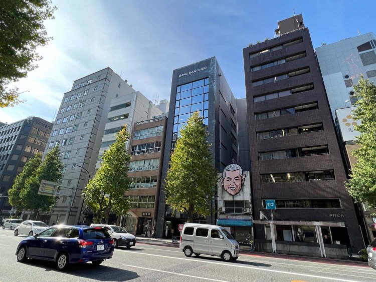 付近の建物と比べてみると、その古さがわかる。なんか傾いてもいるような……。