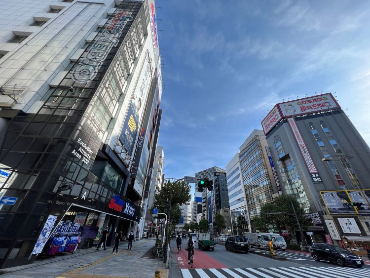 小川町の交差点を左に曲がると、すぐに神保町。だが、そこに昔のにぎわいはなかった。