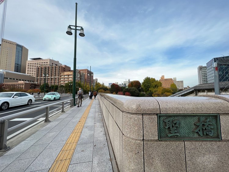 昭和2年（1927）に架橋された聖橋は、戦前から残る東京名所のひとつ。『檸檬』の他にも、数々の歌詞に登場してくる。