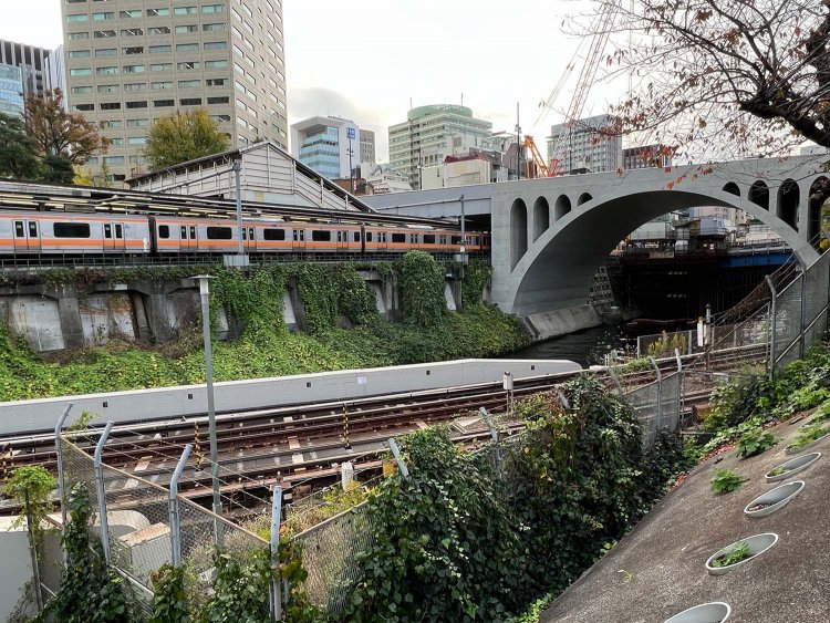 ここでは平日の昼間から、鉄道マニアらしき人々を多く見かけた。撮影スポットなのだろうか？