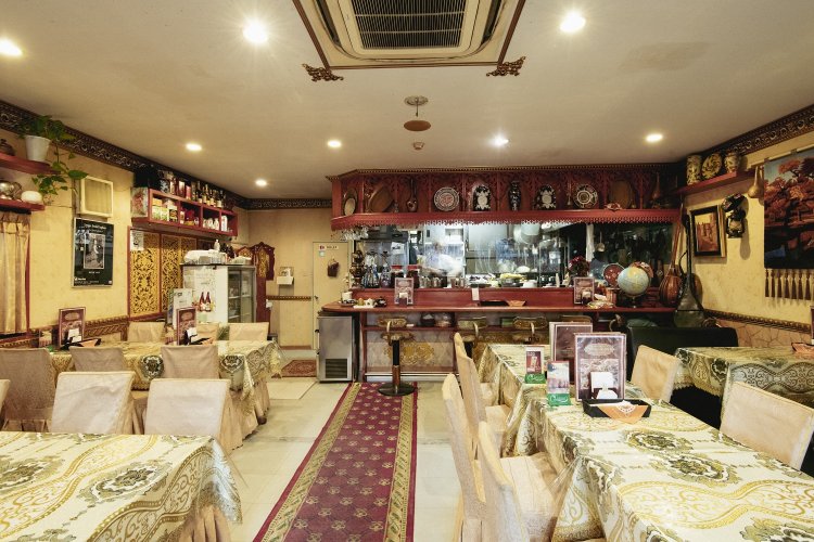 店内にはウイグルの美術品や書籍などが並ぶ。ウイグル舞踏などイベントを開催することも。