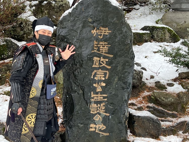 「政宗、お主は今も故郷の民に愛されておるなぁ」