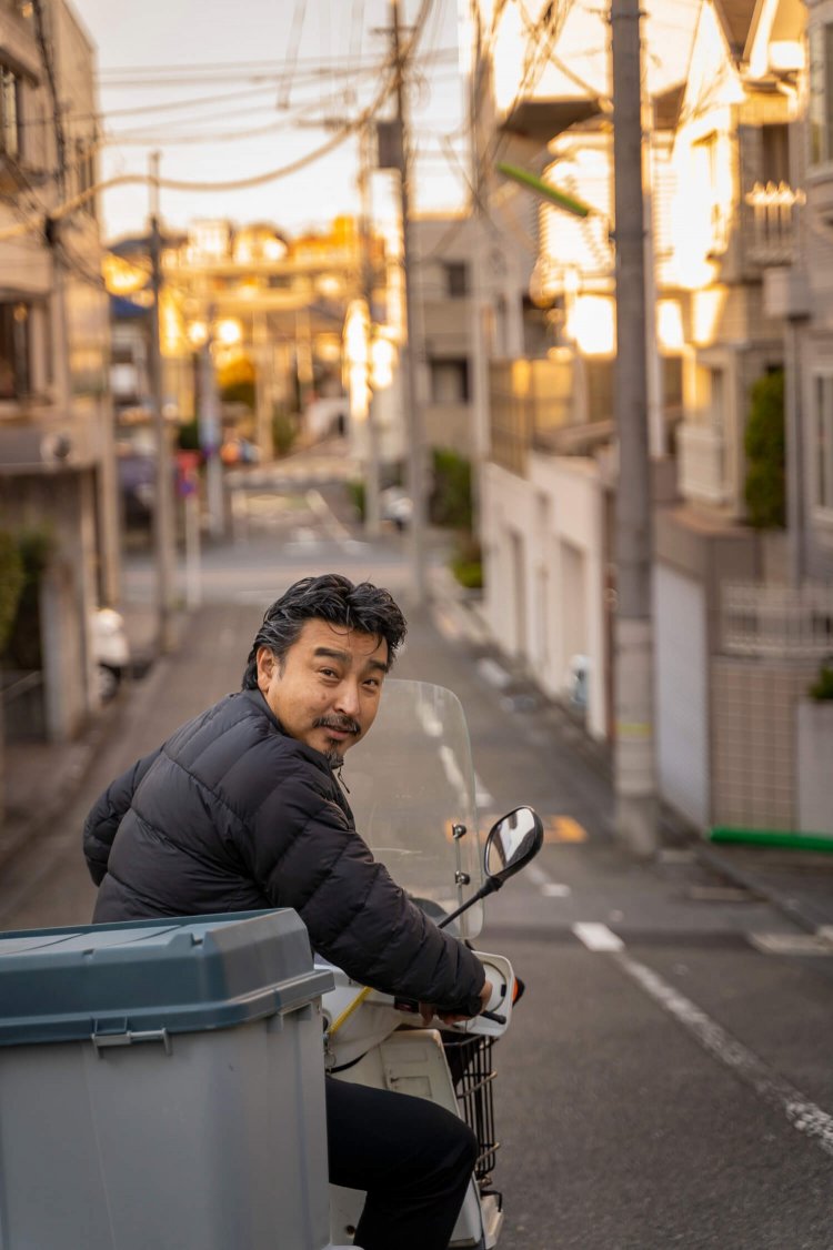 取材終了後、工具を乗せた三輪で颯爽と走り去る進藤さん。