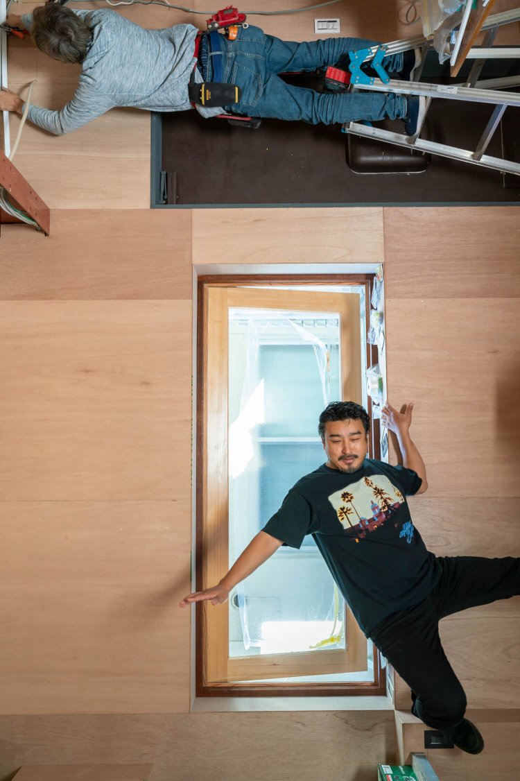 「窓枠にドアを設置してみたんですよ。90度回して見たらドアに見えるかも」。