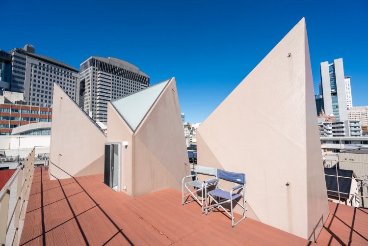 屋上に突き出るロフト。ガラス張りの天井で、ロフトは冬でもぽかぽか。