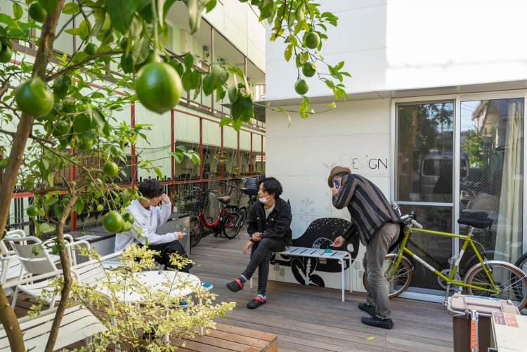 通路では入居者同士が交流する。