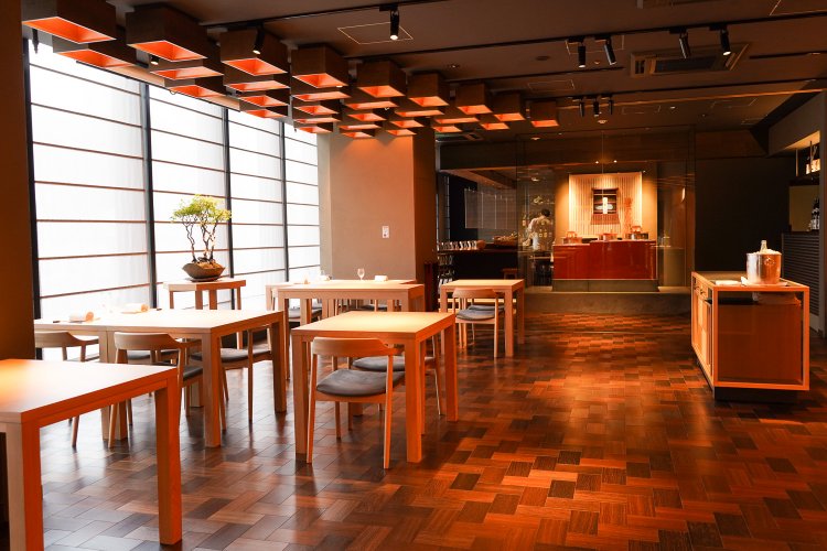 奥にあるカウンター席は、職人の手さばきが見える特等席。テーブル席や個室もある。