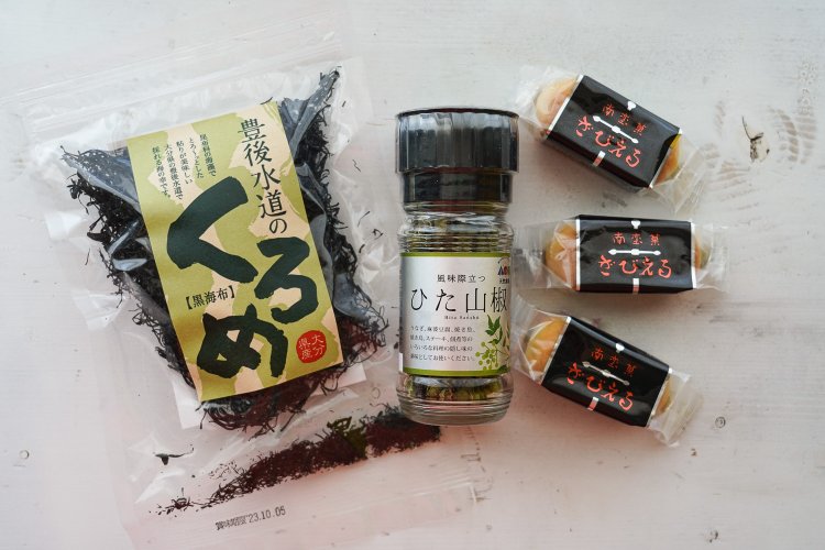 左から、豊後水道のくろめ500円、ひた山椒1150円、ざびえる750円。