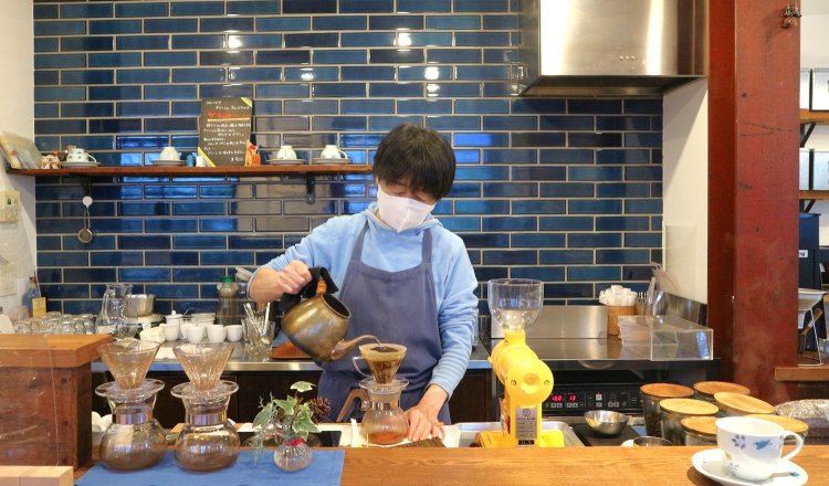 カウンター席では、コーヒーを淹れる様子を眺めながらのんびりと待つのが醍醐味。