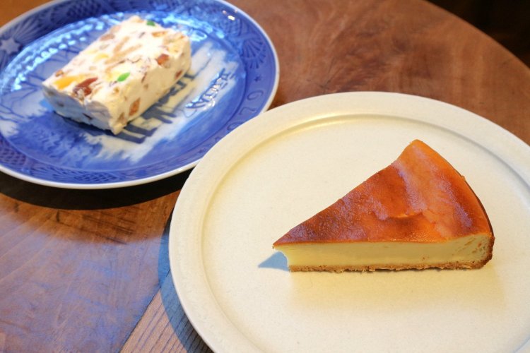 写真手前がベイクドチーズケーキ、奥がカッサータ。各600円。