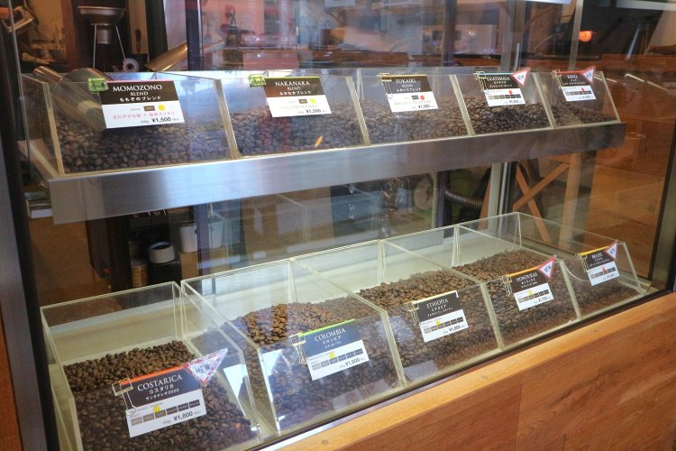 店に入ると、目の前にはガラスケース越しにコーヒー豆がずらりと並ぶ。豆はオンラインショップでも販売。