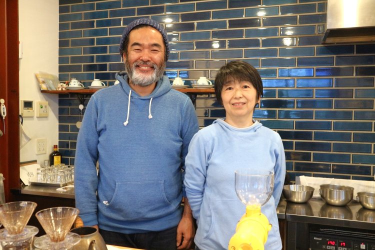 写真左が店主の修一郎さん。奥さんはコーヒーのドリップとスイーツを担当。夫婦二人三脚でカフェを営んでいる。