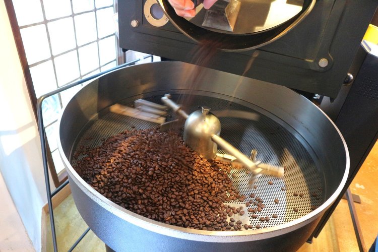 焙煎が終わると、ジャラジャラという大きな音とともに焙煎された豆が勢いよく落ちてくる。