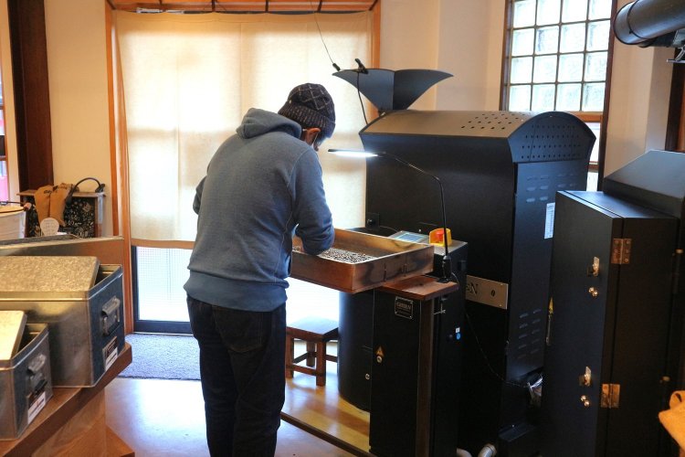 焙煎をしたあとは、欠点のある豆を手作業で取り除く“ハンドピック”という作業を行う。