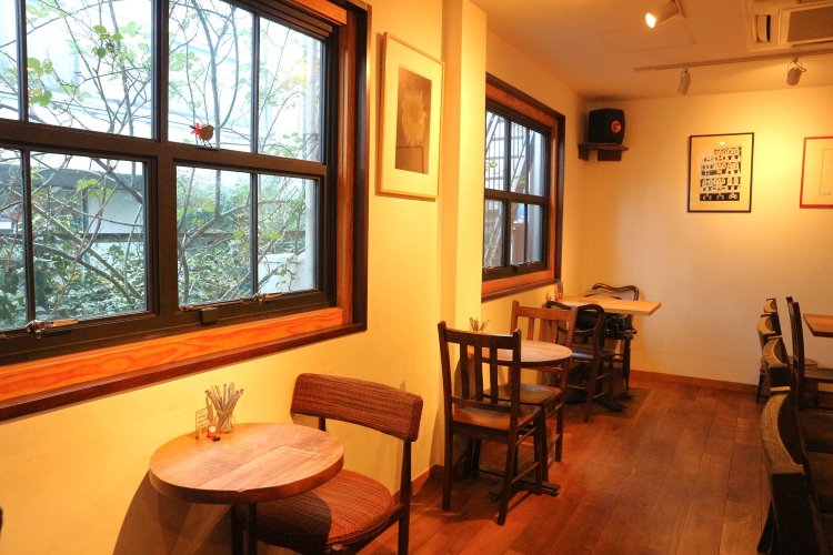 窓からは緑が顔をのぞかせ、まるで森の中にいるような心地よさを感じられる。