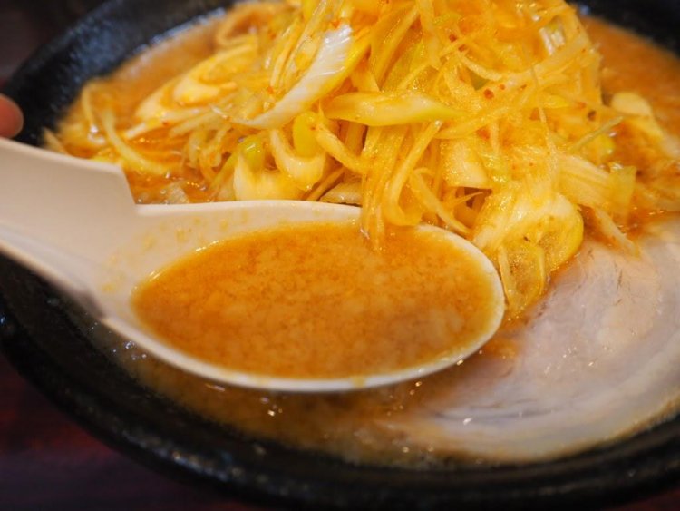 濃い色のスープだが、背脂がしっかり載っているのが分かる。