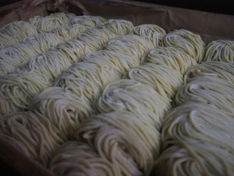 スープとの相性を考えて作った麺は自家製で、稲毛の工場で手作りしている。