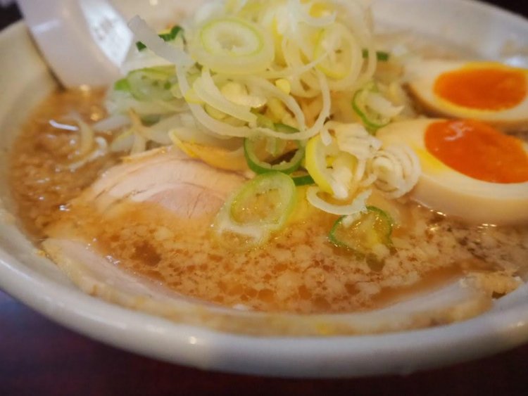 背脂はスープの上だけでなく、どんぶりのフチにまでついている。