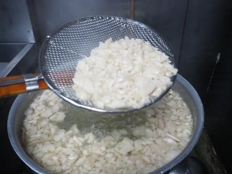 煮込んだ背脂。ザルを振ると、濃厚な背脂がぼたぼたと落ちる。