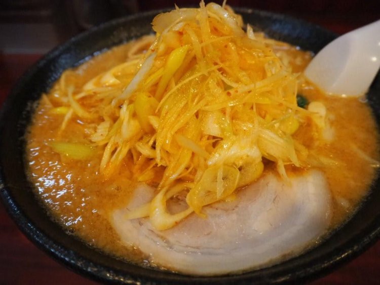 トッピングの辛ねぎは、山盛りで登場。