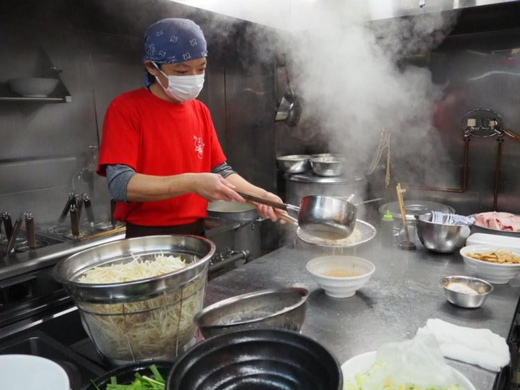 濃厚背脂らーめんを作る様子。彼は勤続20年以上。