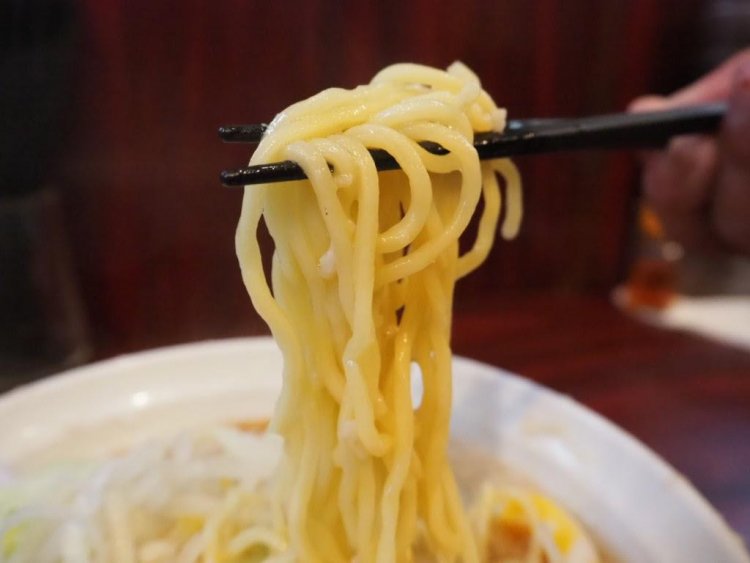 箸で麺を持ち上げるのが大変なくらい、背脂がたっぷり絡んでいる。