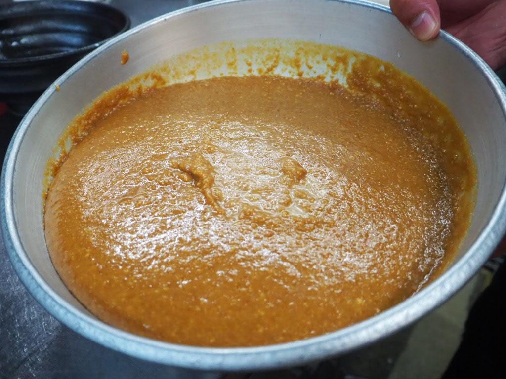 スープになる前の味噌。こちらも自家製で作っている。