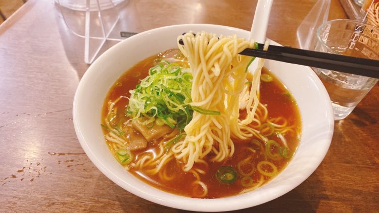 中細のストレート麺とスープの相性抜群！何杯でも食べられる。