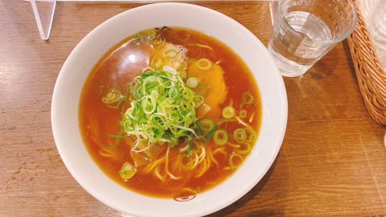 食欲がそそられる美しいスープと鮮やかなトッピングが期待を高めさせる。