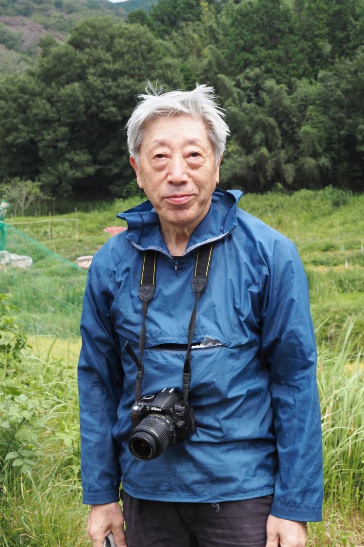 自然塾丹沢ドン会理事長の片桐務さん（71歳）。地元で「夢工房」という出版社を経営している。