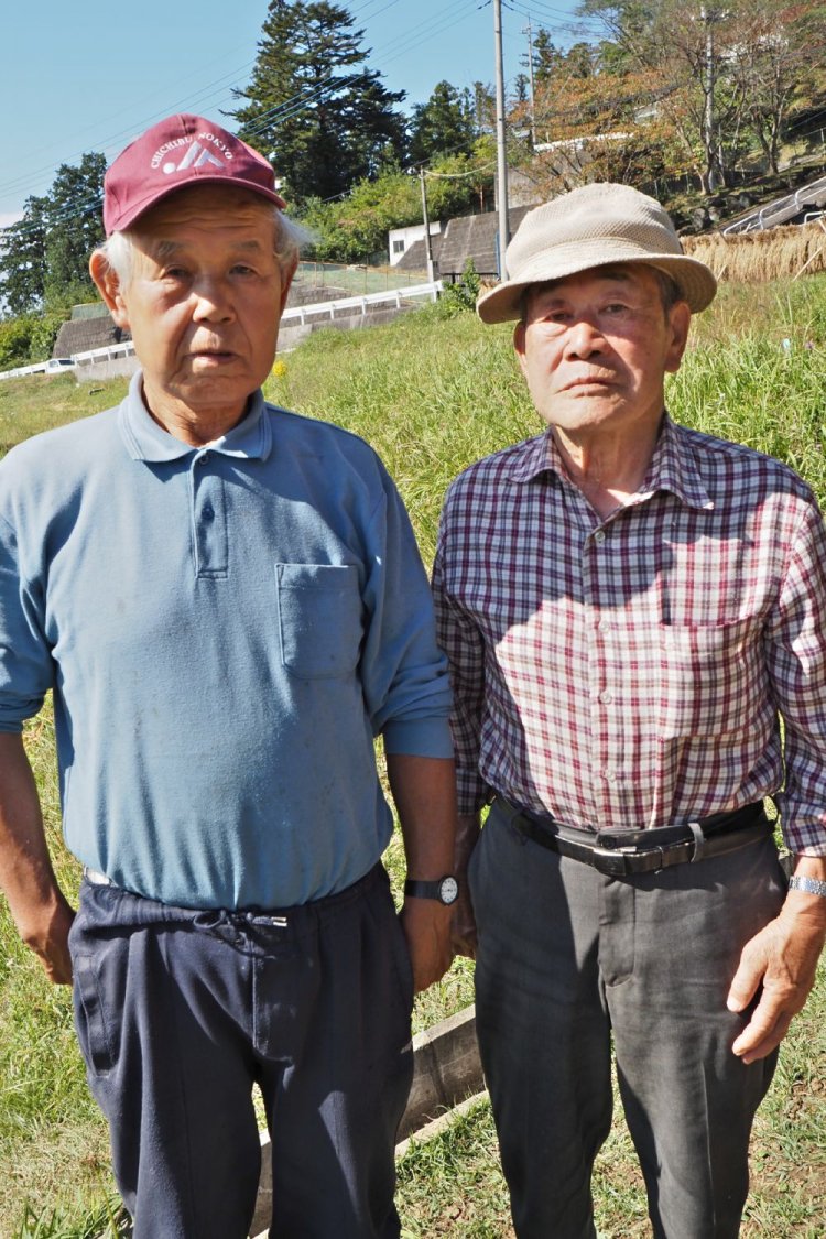 棚田保存会の会長、町田修一さん（75歳）と棚田の近所に住む大塚友信さん（85歳）。